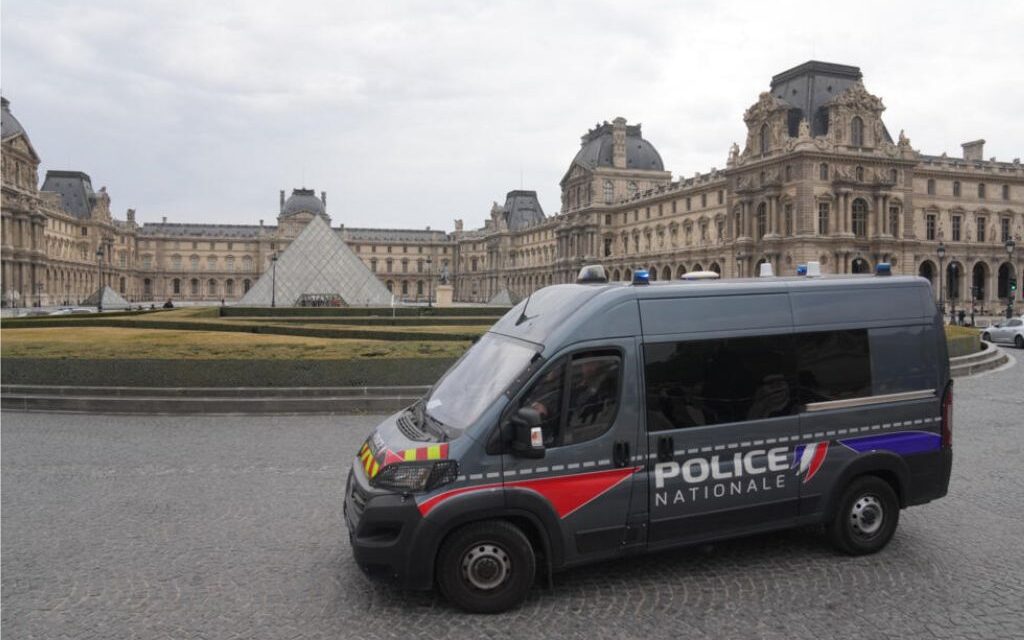 Dramatiese roof by Louvre: Miljoene Euros se Kroonjuwele vermis