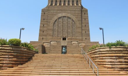 Vrymesselary of sonaanbidding by Voortekkermonument?