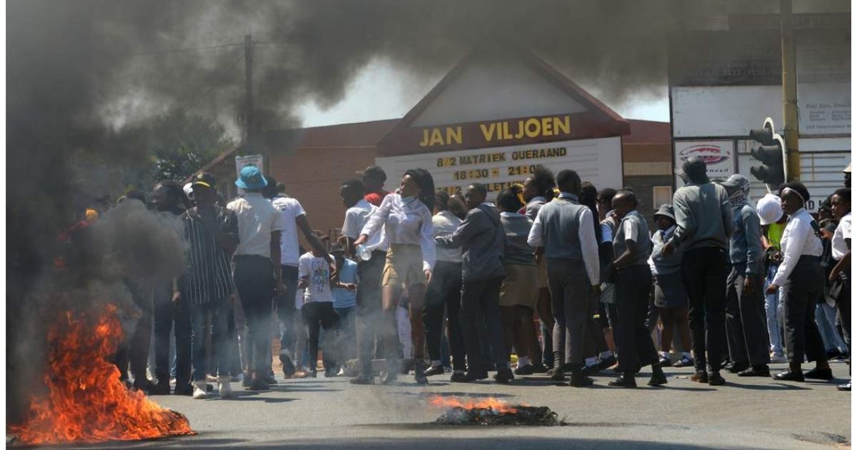 Lesufi se rassisme ontplof in sy gesig