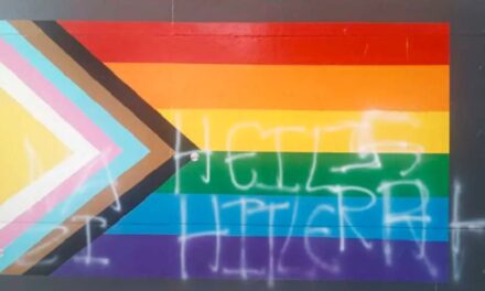 Student geskors wat Gay-vlag versier met “Heil Hitler”