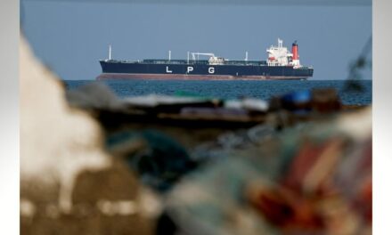 Trump “eis” dat ander lande help om die Straat van Hormuz te heropen