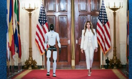 Melania kies humanoïed-robot om haar by Withuis-beraad te vergesel