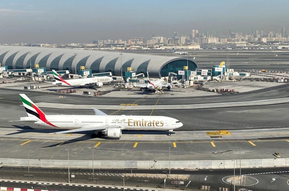 Vlugte hervat geleidelik ná brand naby Dubai-lughawe