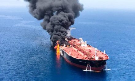 Skip in Hormuz aangeval ondanks belofte van veilige deurgang van vasgekeerde skepe