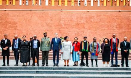 Die parlement versterk diplomatieke bande met Rusland