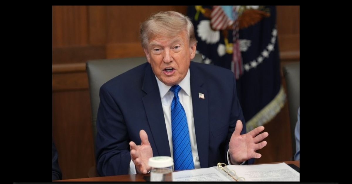 Olieprys daal nadat Trump aanvalle op Iran voorlopig opskort