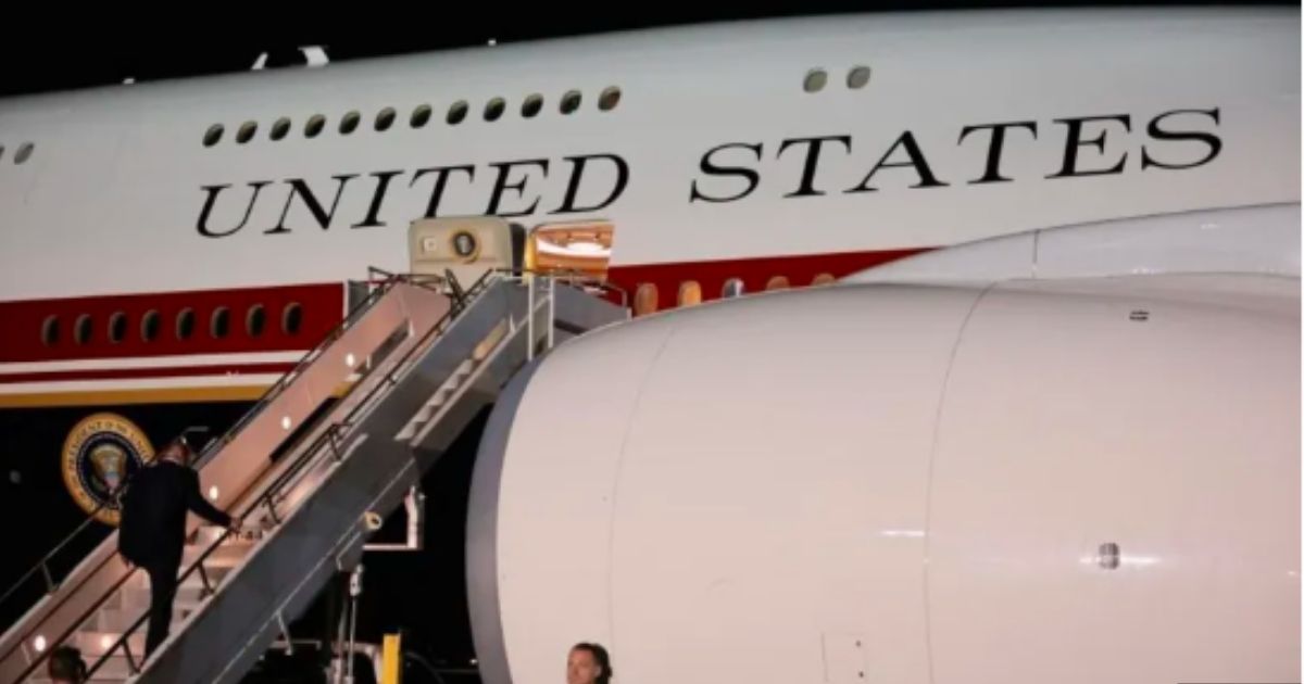 Trump in spysenieringsvragmotor versteek tydens geheime vliegtuigruiling