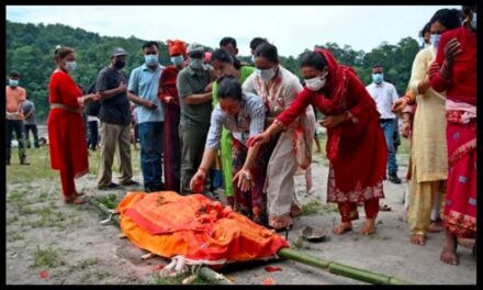 Nepal begin massa-begrafnisse ná dodelike vloedramp