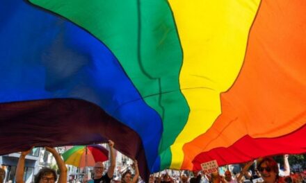 Turkse polisie voer klopjagte uit op walglike gay-kroeë en LGBTQ+-aktiviste se huise
