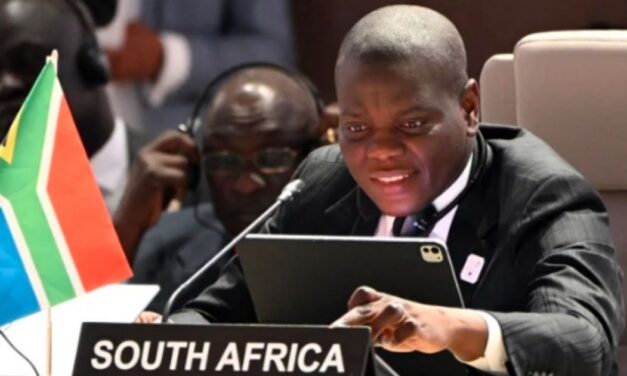 Lamola noem Afrikaner-vlugtelingprogram ‘Apartheid 2.0’