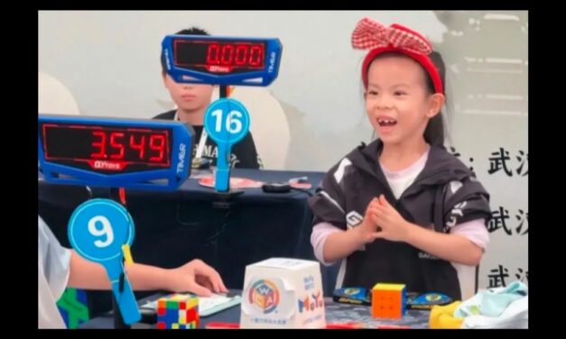 Sesjarige meisie van China stel nuwe wêreldrekord van 4,27 sekondes met Rubik-kubus